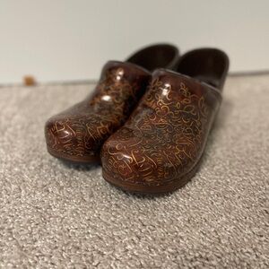 Dansko 20th anniversary brown clogs size 40